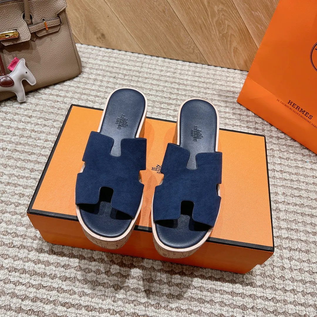 👟👟Ex-factory price 540👟👟 High version of the 2024 spring and summer new HERMES Hermès counter new style. The wedge-heeled Erjiu sandals and slippers, which have been extremely popular recently, are paired with various colorful socks. They are very trendy. Upper: cowhide. Outsole: technological imitation wood sole. Heel height: about 7cm. Size: Female 35-41 (40/41 non-refundable and non-exchangeable)